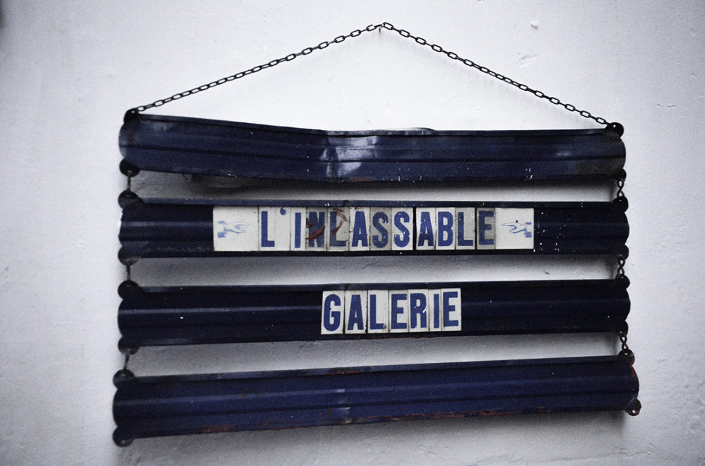 L'Inlassable Galerie is located at 18, rue Dauphine, Paris.